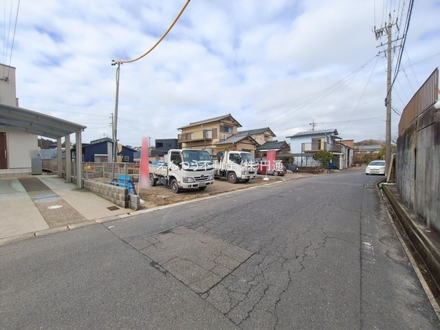 ブルーミングガーデン窯町の前面道路含む現地写真