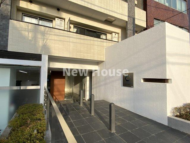 カスタリア新宿夏目坂のエントランス