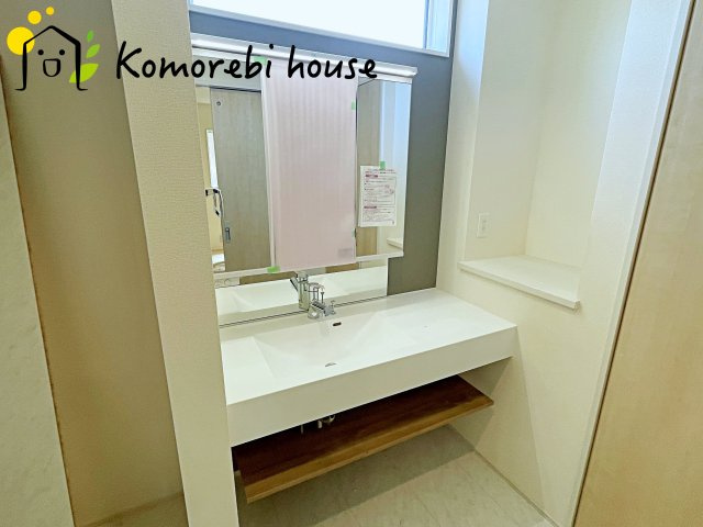 上尾市小泉　3期　新築一戸建て　ブルーミングガーデン　01の独立洗面台|独立洗面台で身支度をすべて済ませてしまいましょう