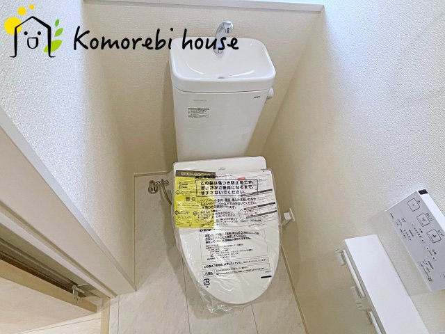 上尾市小泉　3期　新築一戸建て　ブルーミングガーデン　01のトイレ|コンパクトで使いやすいトイレです