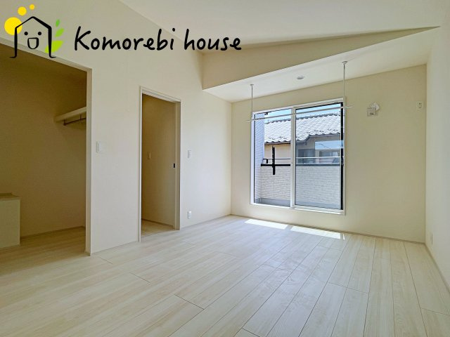 上尾市小泉　3期　新築一戸建て　ブルーミングガーデン　01の寝室|広くて明るい寝室