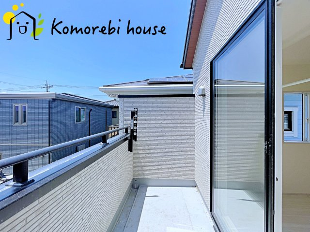 上尾市小泉　3期　新築一戸建て　ブルーミングガーデン　01のバルコニー|開放的で明るい空間を演出してくれるバルコニーです