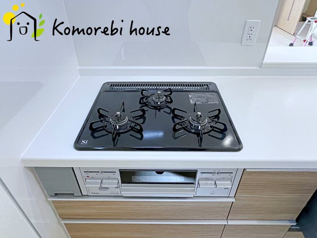 上尾市小泉　3期　新築一戸建て　ブルーミングガーデン　01のキッチン|コンパクトなキッチンで掃除もラクラク