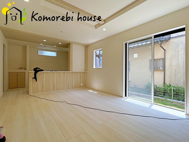 上尾市小泉　3期　新築一戸建て　ブルーミングガーデン　01の居間・リビング|おしゃれな居間です