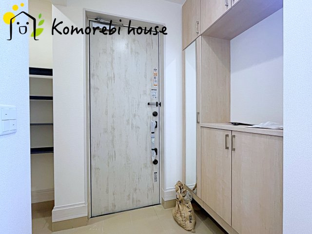 上尾市小泉　3期　新築一戸建て　ブルーミングガーデン　01の玄関|ゆったりとした玄関です