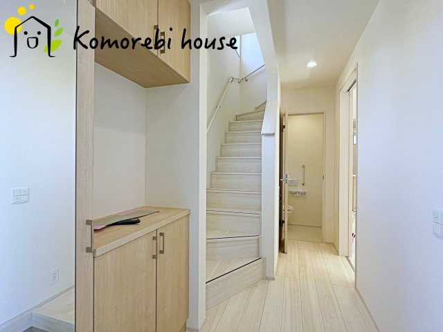 上尾市小泉　3期　新築一戸建て　ブルーミングガーデン　01の玄関|ゆったりとした玄関です