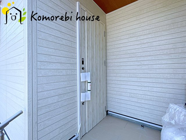 上尾市小泉　3期　新築一戸建て　ブルーミングガーデン　01の玄関|収納もある玄関です
