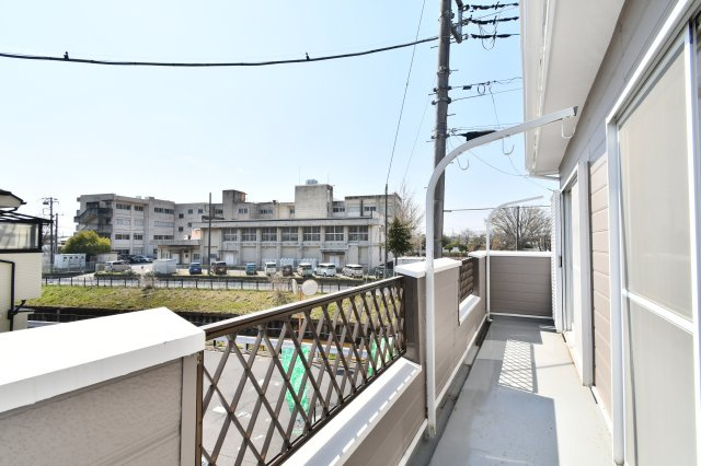 上尾市弁財1丁目のバルコニー|南西向きで陽当り良好なバルコニー。二つの洋室から出入りできる便利な動線で、家族全員の布団干しもスムーズです。角地ならではの開放的な視界が広がり、毎日の洗濯も気持ちよく行えます。