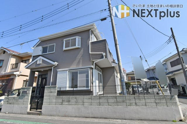 上尾市弁財1丁目の外観|南西×南東角地に佇む、陽光に愛される再生住宅。外壁・屋根塗装済みで、清潔感のある輝きを放ちます。駐車1台可能、スーパー徒歩3分の利便性も兼ね備えた、家族に嬉しい好立地です。
