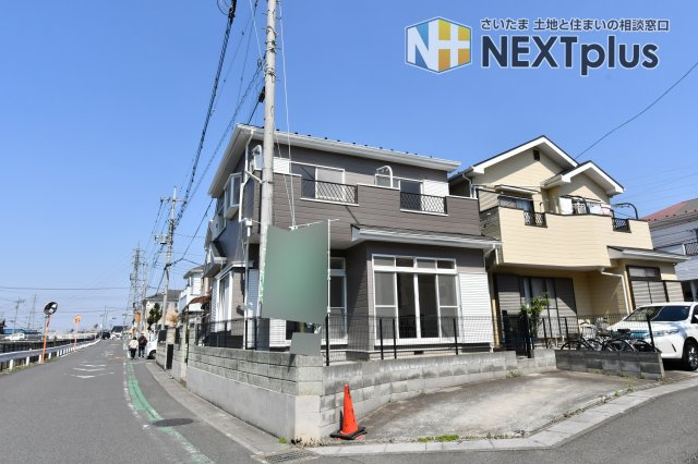 上尾市弁財1丁目の前面道路含む現地写真|南西側は約6.0m以上の公道に面し、お車の出し入れもストレスフリー。歩道が整備されたゆとりある道路環境は、お子様の通学も安心です。開放感ある角地で、プライバシーも守りやすい住環境です。