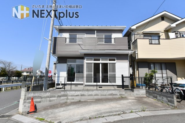 上尾市弁財1丁目の外観|南西・南東の二方向が道路に面した、開放感あふれる角地物件。外壁・屋根塗装済みで美しく、並列駐車1台可能なスペースを確保。視界を遮るものが少ない、角地ならではの明るい住まいをぜひ現地で。