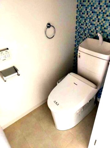 コスモ神戸サウスアヴェニューのトイレ|トイレには、今では当たり前のウォシュレット付き。便座を温める機能もついていて、居心地良くてトイレから出られなくなるかも！