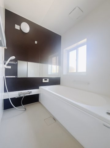 【中古戸建】足利市駒場町の浴室|■浴室｜足を伸ばしてゆったりと入浴ができる1坪タイプのバスルームです♪大きな窓がついておりますので、湿気で篭りがちなバスルームも換気することができます( ＾＾ )