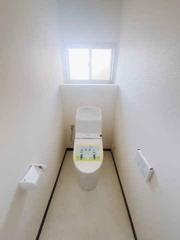 【中古戸建】足利市駒場町のトイレ|■トイレ｜白を基調とした清潔感溢れるトイレになっています。トイレには窓がついていますので常に換気をすることができ清潔を保てます。