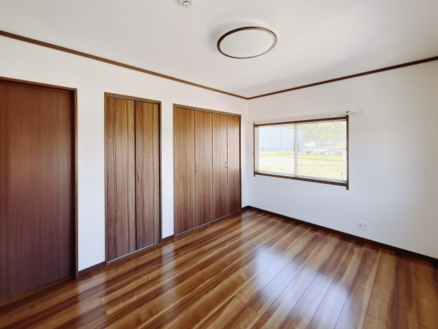 【中古戸建】足利市駒場町の洋室|■洋室｜ナチュラルカラーの床です。模様替えなどとても楽しく工夫できます♪陽当たり、風通しもとても良いので毎日快適な生活スタートです！子供部屋にも良いですね♪