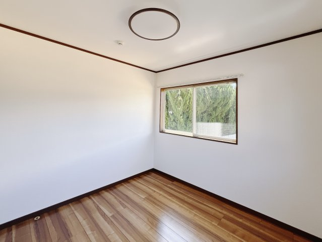 【中古戸建】足利市駒場町の洋室|■洋室｜お子様にとって初めての「自分だけのお部屋」。どんなお部屋にするのか楽しみになりますね♪こちらのお部屋は洋室になっているので、もし汚してしまっても簡単にお掃除できるので助かります。