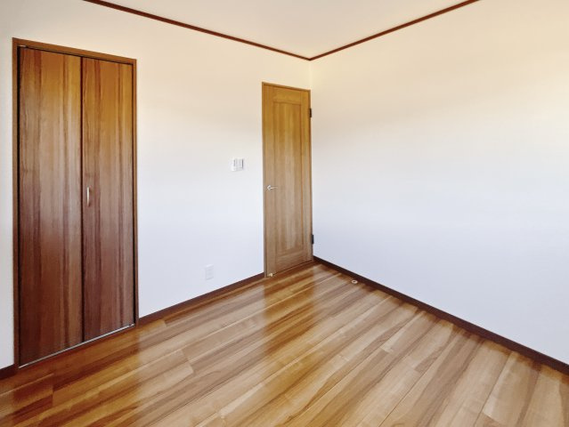 【中古戸建】足利市駒場町の洋室|■洋室｜ママ友が来ても子供達には子供部屋で遊んでいてもらうことができます。ママ達はリビングで楽しくおしゃべりに華を咲かせながら気兼ねなく盛り上がれます♪