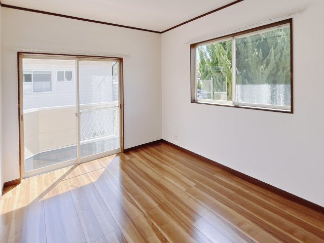 【中古戸建】足利市駒場町の洋室|■洋室｜バルコニーにも出られる2階の一室♪お勉強などに疲れたら気晴らしもできますね♪収納も大容量で、お部屋がいつでもスッキリ片付きます＊。