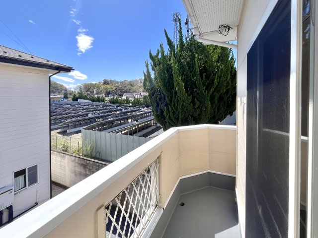 【中古戸建】足利市駒場町のバルコニー|■バルコニー｜お布団がたくさん干せますね♪バルコニーから入る日差しは暖かく、爽快な朝の目覚めを促してくれます♪洗濯物やお布団を干して太陽の香りを吸い込んだお布団で夜はおやすみください。