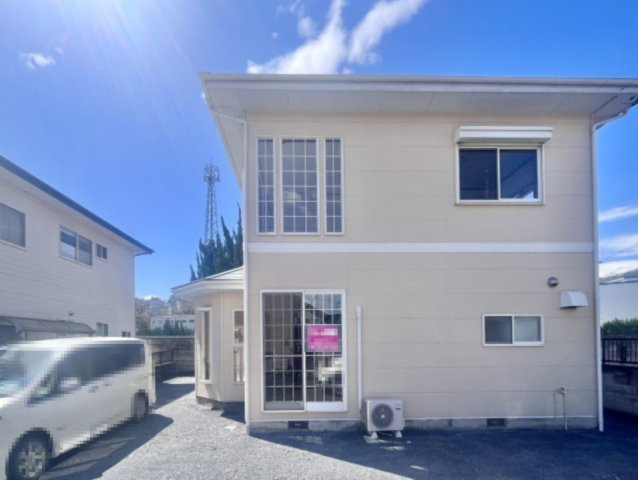 【中古戸建】足利市駒場町の外観|■外観｜光をやさしく反射する外壁により、日中はより開放的で爽やかな印象となり、住まい全体を明るく見せてくれます♪