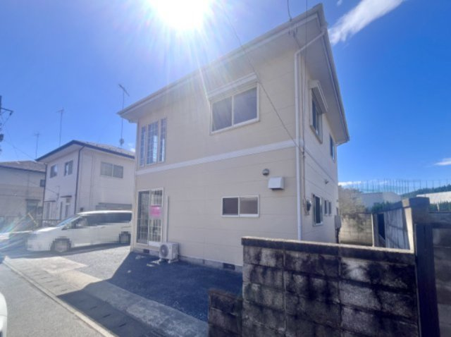 【中古戸建】足利市駒場町の外観|■外観｜周囲の見渡しが良く、車の出入りの際も安全確認がしやすいため、小さなお子様がいるご家庭でも安心です。