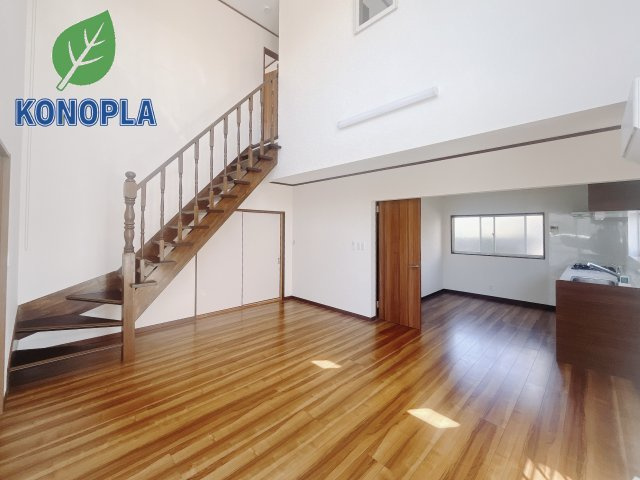 【中古戸建】足利市駒場町の居間・リビング|■リビング｜リビングアクセス階段プラン採用！こちらのプランは必ずリビングに皆が顔を合わせる仕様になっていますので、家族とのコミュニケーションがとりやすく絆が深まります。