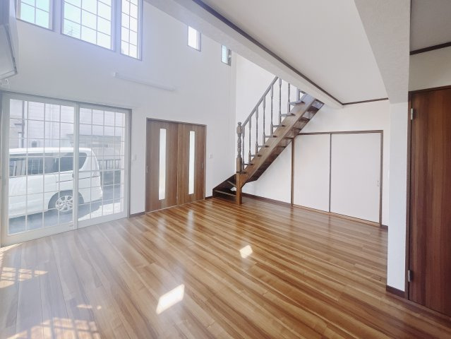 【中古戸建】足利市駒場町の居間・リビング|■リビング｜「いってらっしゃい」「ただいま」と顔を見ながら言えるリビング階段は家族のコミュニケーションをサポートするだけでなく、出入りが分かりやすいので防犯の面でも安心です♪