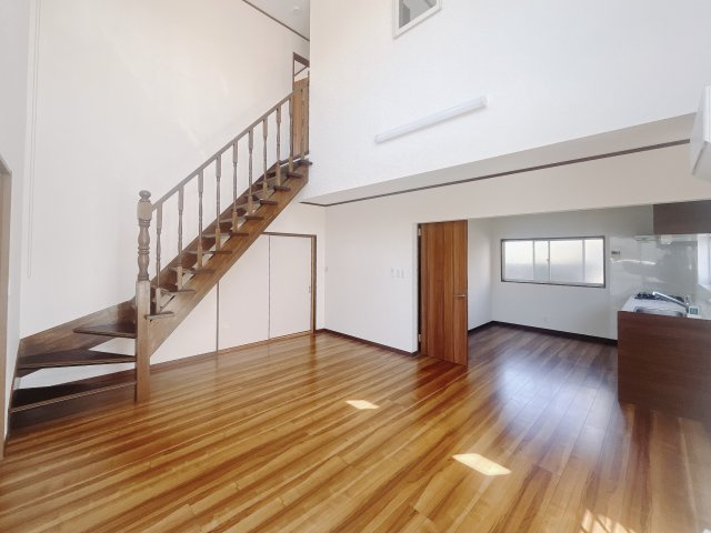 【中古戸建】足利市駒場町の居間・リビング|■リビング｜「いってらっしゃい」「ただいま」と顔を見ながら言えるリビング階段は家族のコミュニケーションをサポートするだけでなく、出入りが分かりやすいので防犯の面でも安心です♪