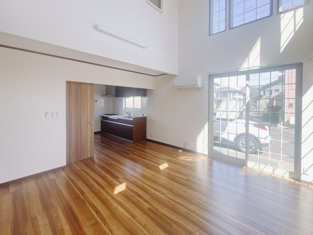 【中古戸建】足利市駒場町の居間・リビング|■リビング｜窓から射し込む陽射しが縦横に広がり、あたたかな空間を形作ります♪木目のきれいなフローリングとシンプルな壁紙は、一日中家に居ても飽きることなく過ごすことができる素敵な空間です♪