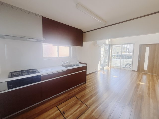 【中古戸建】足利市駒場町のキッチン|■キッチン｜お料理ができたら「これ運んで～♪」と手渡しが出来ます。リビングと一体感があり、広々とした空間の中で楽しく食事やお菓子作りが出来ますね♪