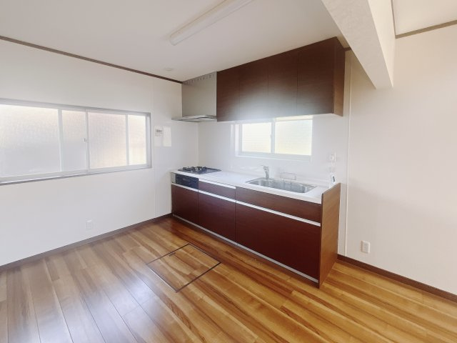 【中古戸建】足利市駒場町のキッチン|■キッチン｜ワークトップ下には、圧力鍋やパスタ鍋などのかさばる調理器具もラクラク収納可能なスライド収納！ものが溢れがちなキッチン回りもスッキリきれいに管理ができます♪