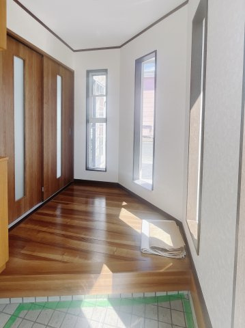 【中古戸建】足利市駒場町の玄関|■玄関｜毎日の「いってらっしゃい」や「お帰りなさい」を大切なご家族と過ごす玄関は〈使いやすさ〉を追求しております。玄関横の物入は急な来客時でもさっとお片付けできるスペースを確保しています。