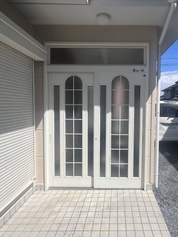 【中古戸建】足利市駒場町の玄関|■玄関｜太陽の光をたっぷり採り込む南玄関☆永く居心地のいい暮らしを演出する快適性能と安心を両立させたドアを採用しました！