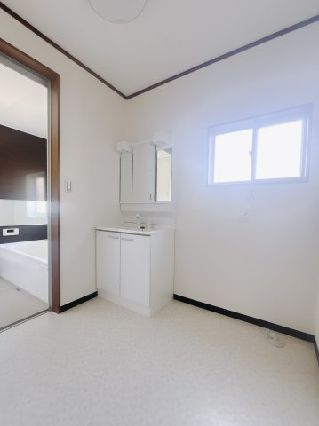 【中古戸建】足利市駒場町の独立洗面台|■洗面室｜通常より広いタイプの洗面所になっています。のびのびと使える洗面所には寒い冬にストーブをおいても邪魔になりません♪