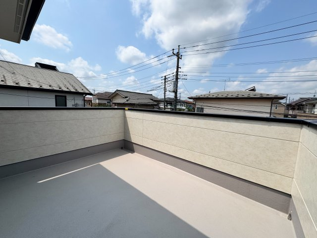 狭山市北入曽新築戸建のバルコニー|家族全員分の洗濯物や、大きな布団・シーツも一度に余裕で干せるワイドなバルコニー。日当たり・通風も良好で乾きやすく、忙しい毎日の家事時間をぐっと効率化してくれる心強い味方です。