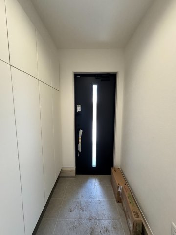 狭山市北入曽新築戸建の玄関|玄関には収納力に優れたシューズボックスがございますので、ご家族みんなの靴が十分入ります！靴以外の物も収納して玄関はいつもスッキリです！
