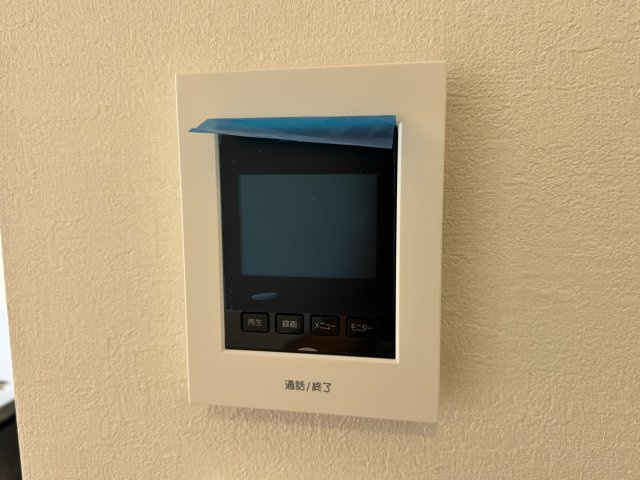 狭山市北入曽新築戸建の防犯設備|「見える安心」をカタチにしました。誰が来てもわかる様にモニター付きインターホンを設置。家事導線を考慮した個所に設置し、防犯性と利便性に優れ快適と安らぎを合わせた優しい設計。
