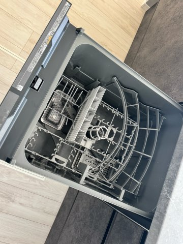 狭山市北入曽新築戸建のその他|場所も取らないビルトイン型の食器洗乾燥機を標準装備。パワフルな洗浄力で頑固な汚れもしっかりと落とします。
