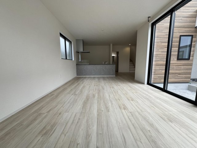 狭山市北入曽新築戸建の居間・リビング|家族が自然と集まる心地よいリビングダイニング。ゆったりとした空間設計が、日常の何気ないひとときを豊かに演出します。光と風が心地よく通り抜け、時間の流れまでやさしく感じられます。
