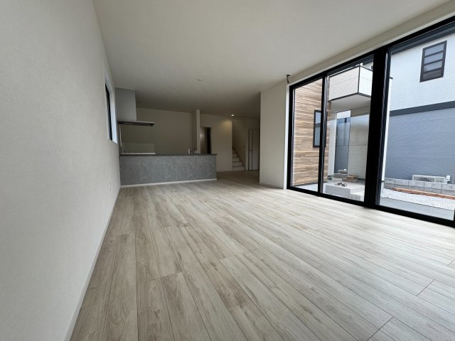 狭山市北入曽新築戸建の居間・リビング|開放感と落ち着きが共存するリビングダイニング。くつろぎの時間にも、家族で囲む食事のひとときにもフィットする、バランスの良さが魅力です。どんな家具とも合わせやすく、暮らしの幅がぐっと広がります。
