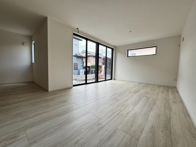 狭山市北入曽新築戸建の居間・リビング|ゆとりあるリビングダイニングは、家族それぞれの過ごし方を受けとめる包容力のある空間。食事、くつろぎ、団らんがスムーズにつながり、生活動線も快適。日常を美しく整えてくれる住まいの中心です。
