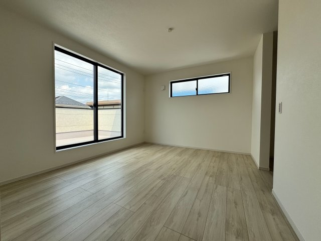 狭山市北入曽新築戸建の洋室|お部屋は採光と通風が考えられた居心地のいい空間設計♪全居室収納付きのためスッキリとしたレイアウトを考えることができます♪
