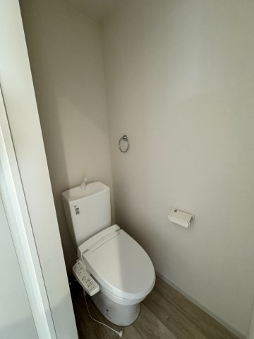 狭山市北入曽新築戸建のトイレ|毎日使いやすい便利な仕様の温水洗浄トイレは、掃除がしやすくいつも清潔な空間に保てます♪
