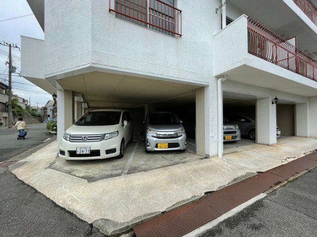 シャトレイユの駐車場