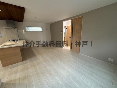 【居間・リビング】 | 神戸市須磨区関守町3丁目　新築戸建　仲介手数料無料！ | 居間です