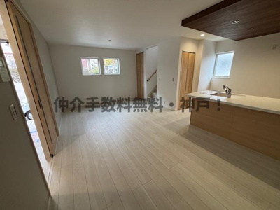 【居間・リビング】 | 神戸市須磨区関守町3丁目　新築戸建　仲介手数料無料！ | こちらの居間で趣味の時間をお楽しみください