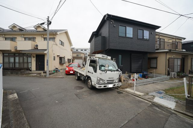 【横浜市保土ヶ谷区和田1丁目10-21新築戸建て】★仲介手数料無料★（星川小学校・保土ケ谷中学校）の前面道路含む現地写真