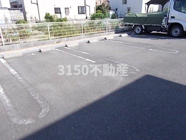 リーフィ弐番館Ｂの駐車場
