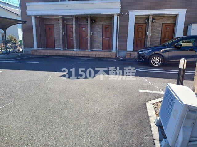 リーフィ弐番館Ｂの駐車場