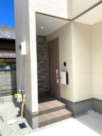 【玄関】 | 堺市東区菩提町五丁1期　2号地 | ZEH水準！高断熱・高効率設備により、冷暖房の効率が良く光熱費を抑えやすい省エネ住宅です！夏涼しく、冬は暖かい快適な室内環境。